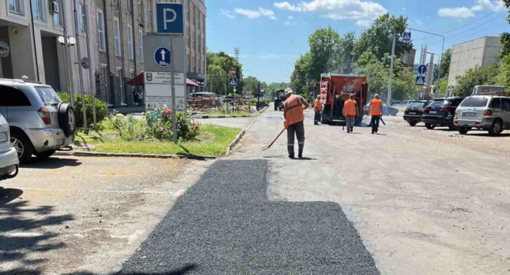 Біля ЦНАПу в Черкасах виконали аварійно-ямковий ремонт