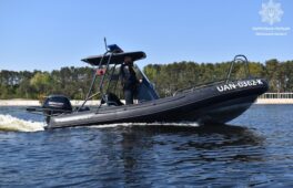 Двох людей на катамарані віднесло по Дніпру