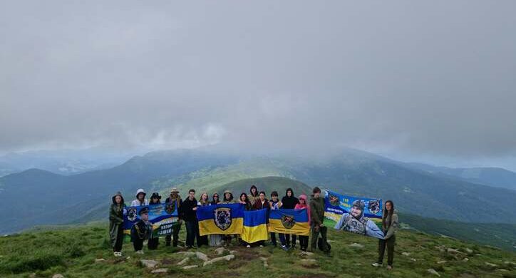 Черкаська молодь здійснила сходження на Говерлу на честь Героя України Назара Набережного