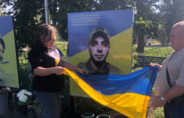 У селі на Камʼянщині відкрили стенд на честь полеглого воїна