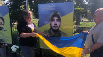 У селі на Камʼянщині відкрили стенд на честь полеглого воїна