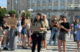 «Руки геть від Федорова»: черкасці вийшли на мітинг проти звільнення міністра оборони