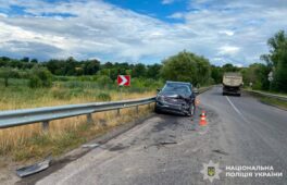 Зіткнення вантажівки й легковика: постраждали жінка з дитиною (ФОТО)