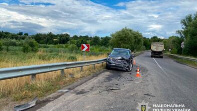 Зіткнення вантажівки й легковика: постраждали жінка з дитиною (ФОТО)