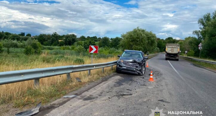 Зіткнення вантажівки й легковика: постраждали жінка з дитиною (ФОТО)